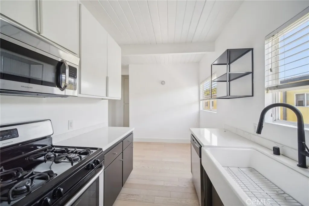 2329 Kansas Avenue 8, Santa Monica, California 90404 home-pic-11